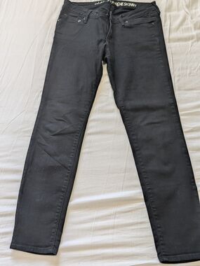 Bullhead Black Low-Rise Skinny Jeans Size 7s